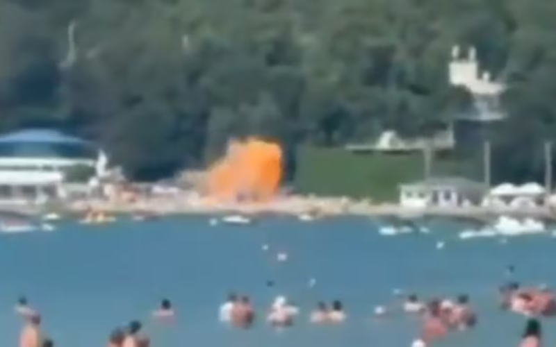Dron derribado cae en playa rusa; explosión deja siete muert*s y decenas de heridos