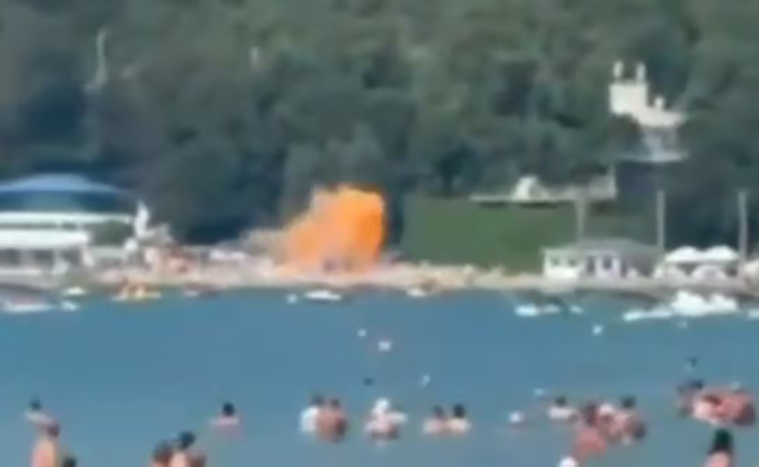 Dron derribado cae en playa rusa; explosión deja siete muert*s y decenas de heridos