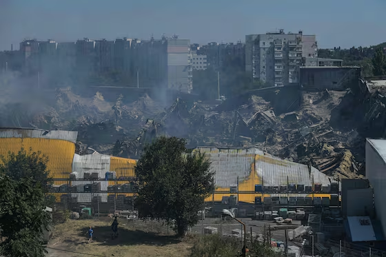 Ucrania lanza uno de sus mayores ataques aéreos de la guerra; mat* al menos a 6 personas en Rusia