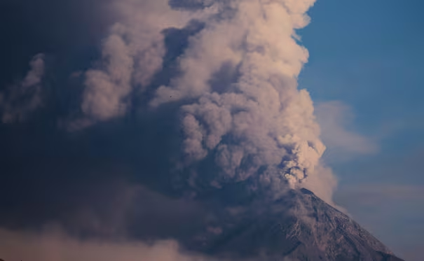 Guatemala declara alerta de «peligro» por erupción del volcán de Fuego; evacúan comunidades cercanas