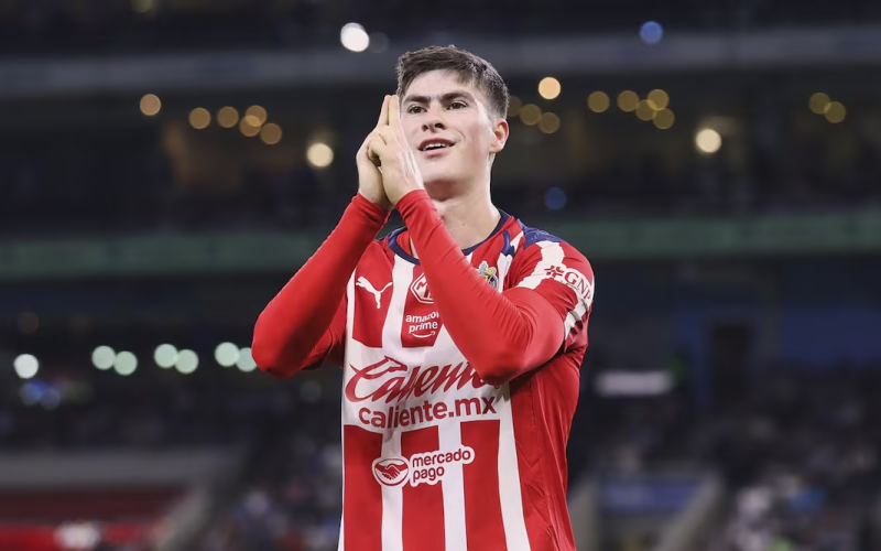 Chivas se queda sin «La Hormiga» González; el delantero será nuevo jugador del Olympiacos de Grecia