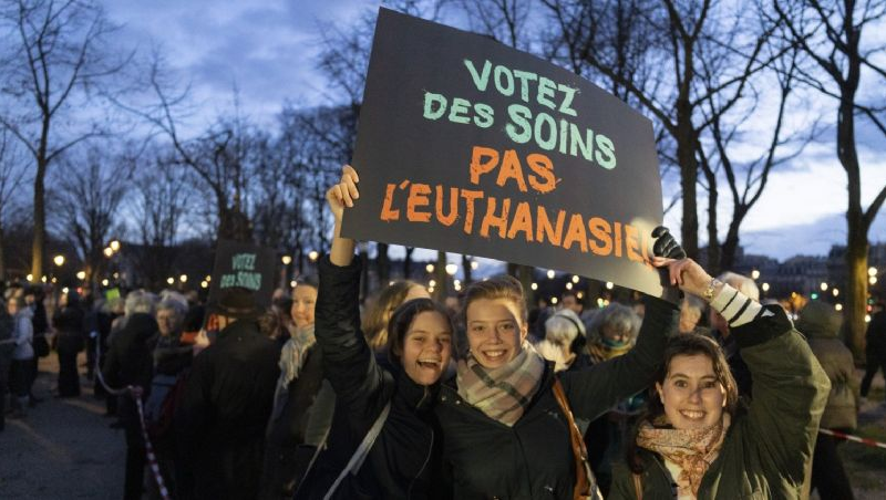Publican la ley que legaliza la eutanasia y el su1cidi0 asistido en Francia; entraría en vigor en enero de 2027