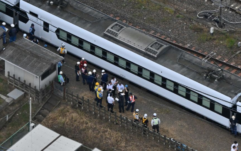 Tren en Japón arr0lla a cuatro trabajadores mientras limpiaban las vías; suspenden servicio en dos estaciones