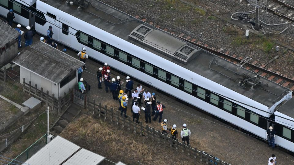 Tren en Japón arr0lla a cuatro trabajadores mientras limpiaban las vías; suspenden servicio en dos estaciones