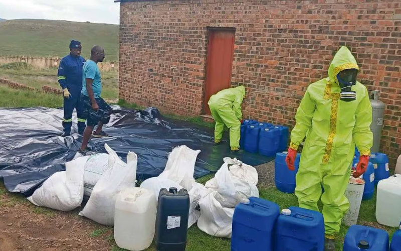 Caen 2 mexicanos durante desmantelamiento de narcolaboratorio en Sudáfrica; incautan droga y equipo valuado en 37 mdd