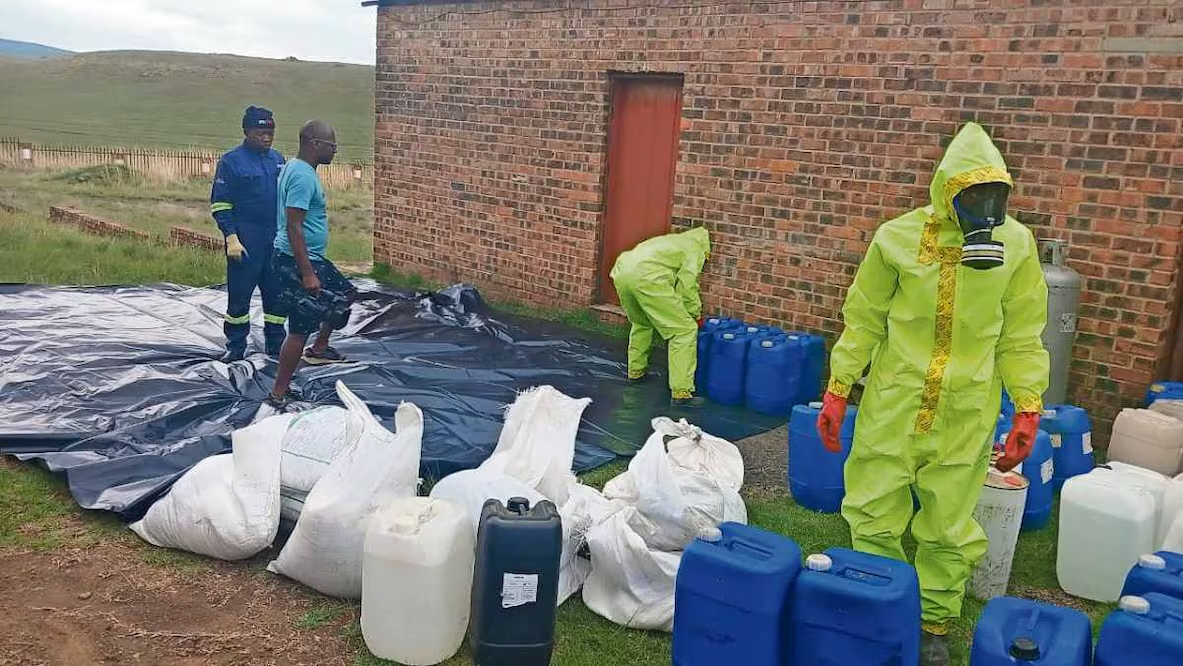 Caen 2 mexicanos durante desmantelamiento de narcolaboratorio en Sudáfrica; incautan droga y equipo valuado en 37 mdd