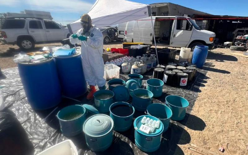 Desmantelan laboratorio clandestino en una zona remota de Los Ángeles: detienen a tres mexicanos e incautan 620 kilos de m*tanfentamina