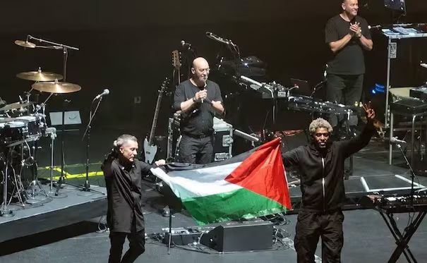 Massive Attack responde al veto de Singapur tras ondear una bandera palestina: «Estamos orgullosos»