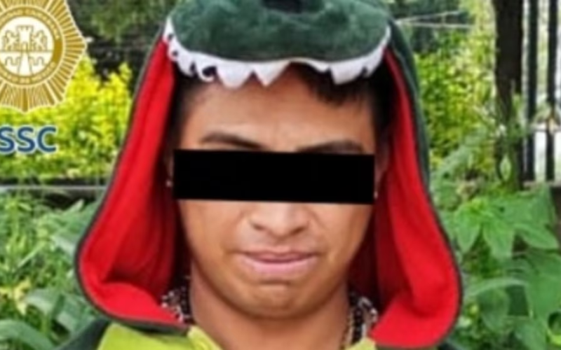 Así detuvieron a hombre disfrazado de dinosaurio tras asaltar a una mujer en Álvaro Obregón