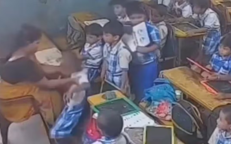 Niño de 6 años muer3 tras recibir cachetada de su maestra en India; lo habría golpeado por no hacer la tarea