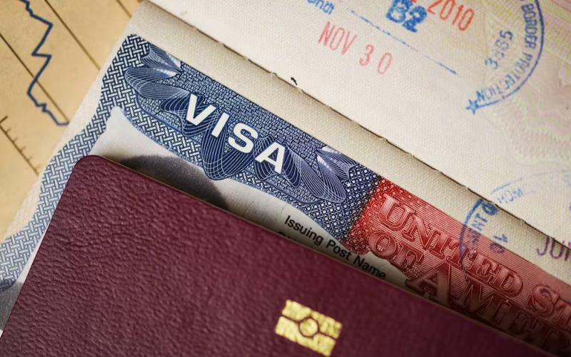 EU alista revocación masiva de visas; hasta 200 mil personas se verían afectadas, reporta AP