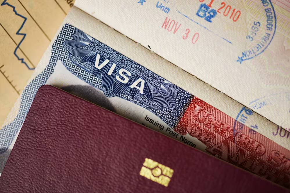 EU alista revocación masiva de visas; hasta 200 mil personas se verían afectadas, reporta AP