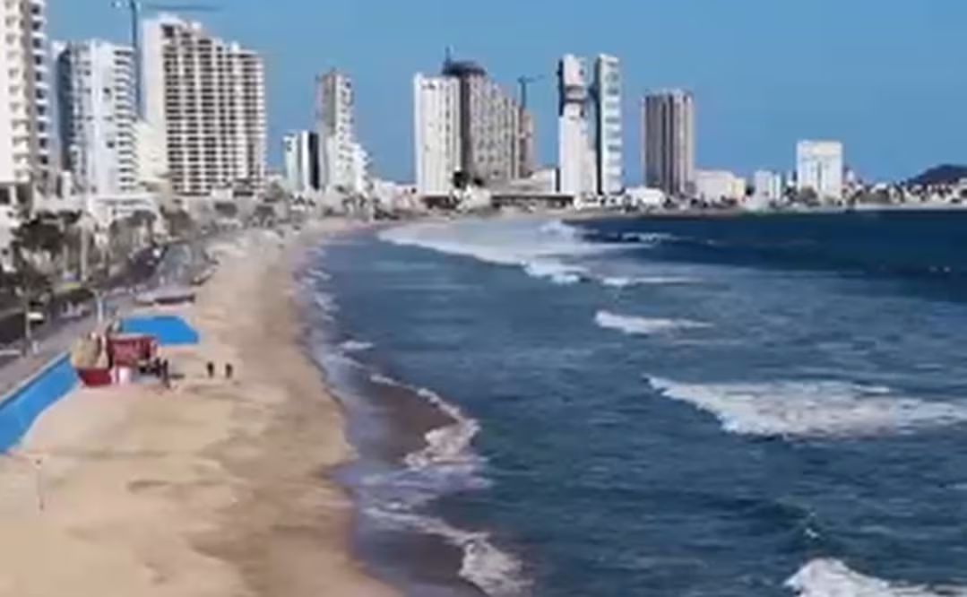 D*saparece turista poblano tras ingresar al mar en playa de Mazatlán; cuerpos de rescate mantienen operativo de búsqueda