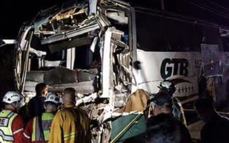 Choque entre tráiler y autobús de pasajeros deja un m*erto y 39 lesionados en Sonora; niños y adultos mayores, entre los heridos