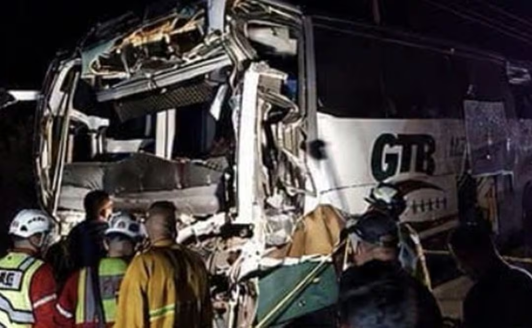 Choque entre tráiler y autobús de pasajeros deja un m*erto y 39 lesionados en Sonora; niños y adultos mayores, entre los heridos