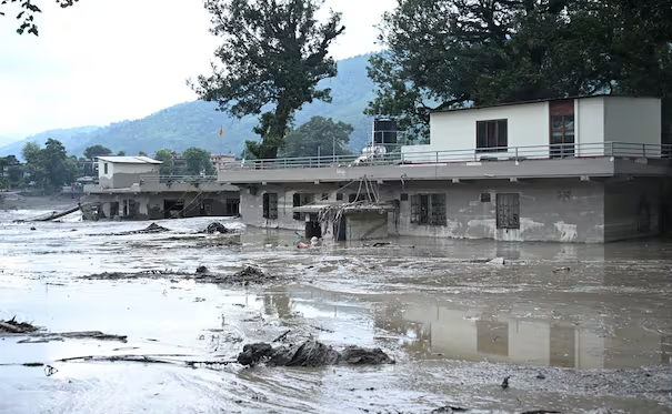 Inundaciones en Nepal dejan más de 90 muert*s; hay cientos de d*saparecidos, incluidos turistas