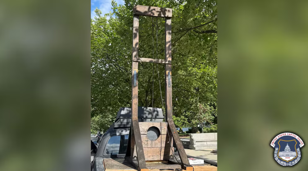 Viajó con una guillotina desde California hasta Washington y fue detenido a metros del Capitolio