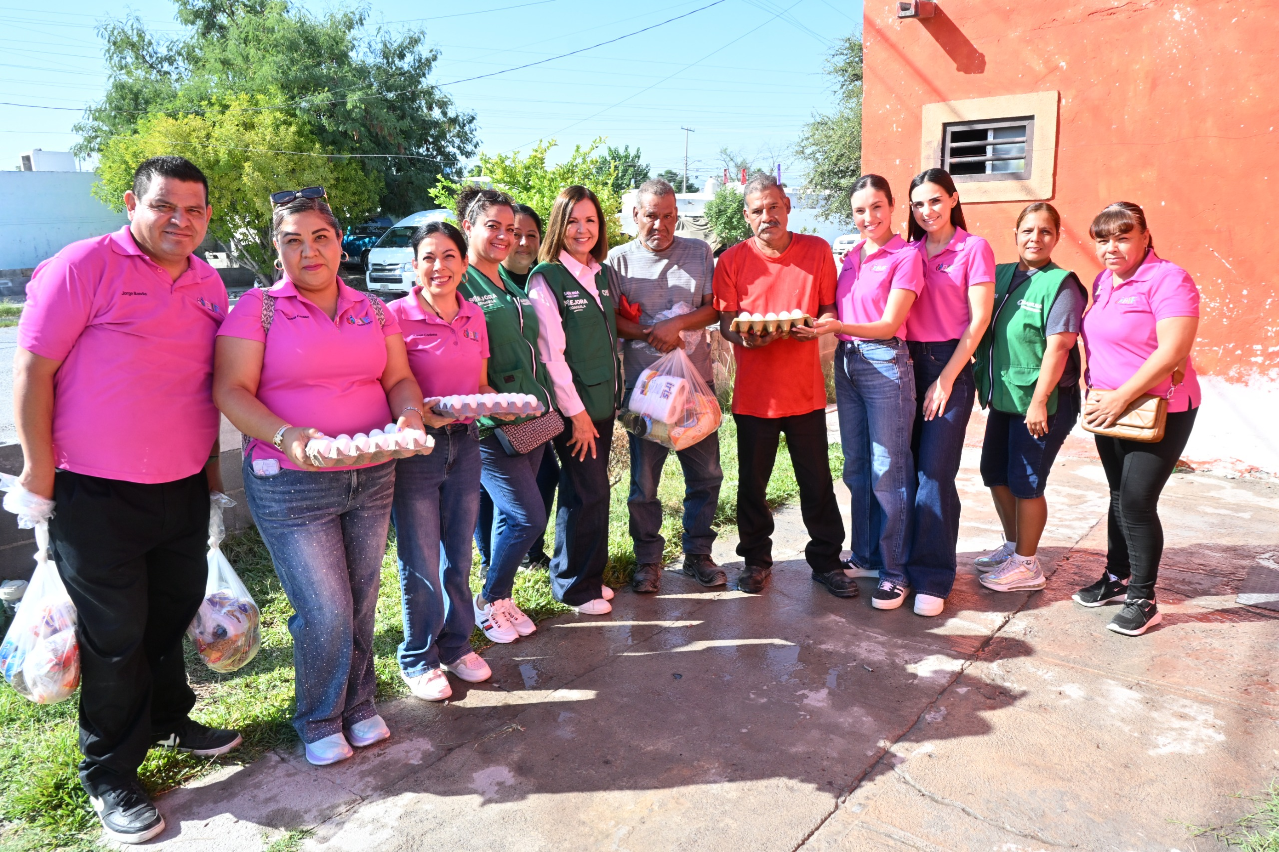 Sari y el DIF llevan apoyo alimentario a familias de Privadas de San Miguel