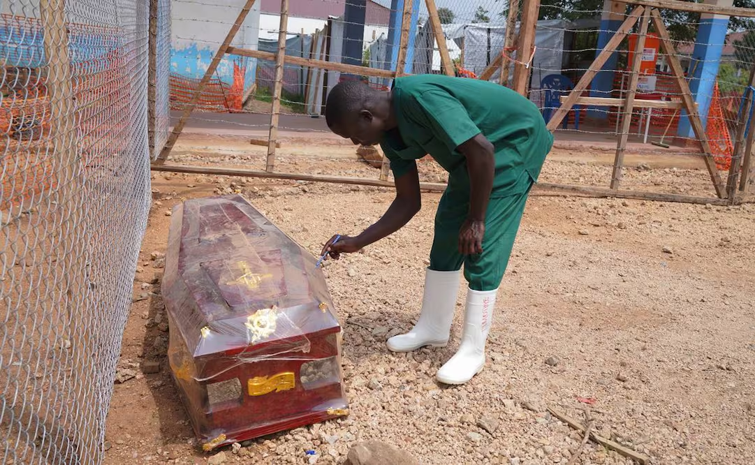 OMS anuncia fin de virus de ébola en Uganda; muert*s se acercan a las 3 mil en el Congo