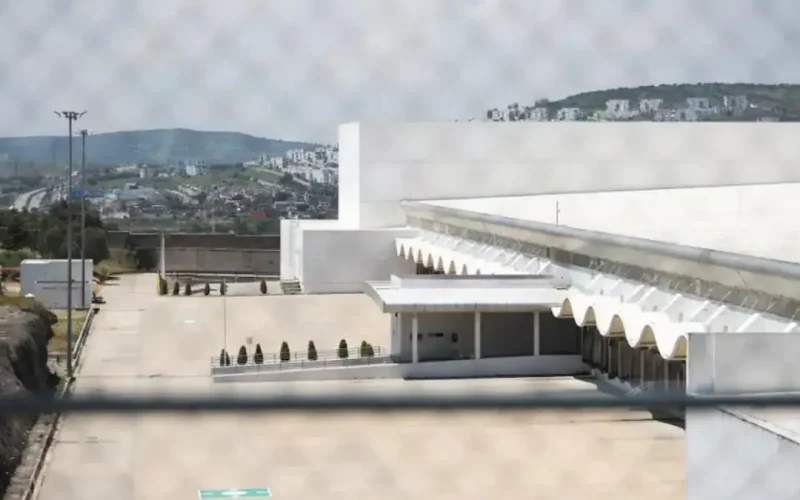 La megafarmacia ya no es ni bodega; inaugurada en 2023, hoy se encuentra vacía y desolada