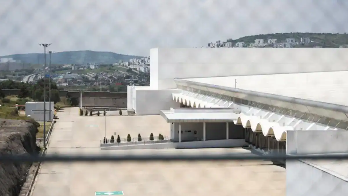 La megafarmacia ya no es ni bodega; inaugurada en 2023, hoy se encuentra vacía y desolada