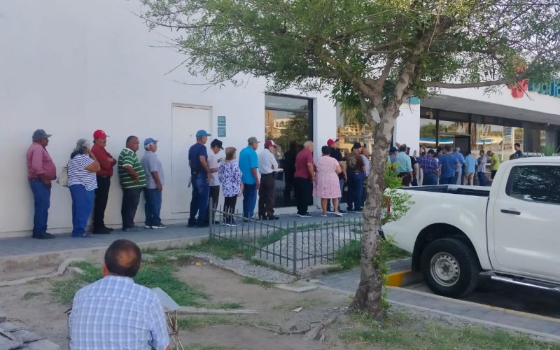 Enfrentan pensionados larga espera bajo el sol