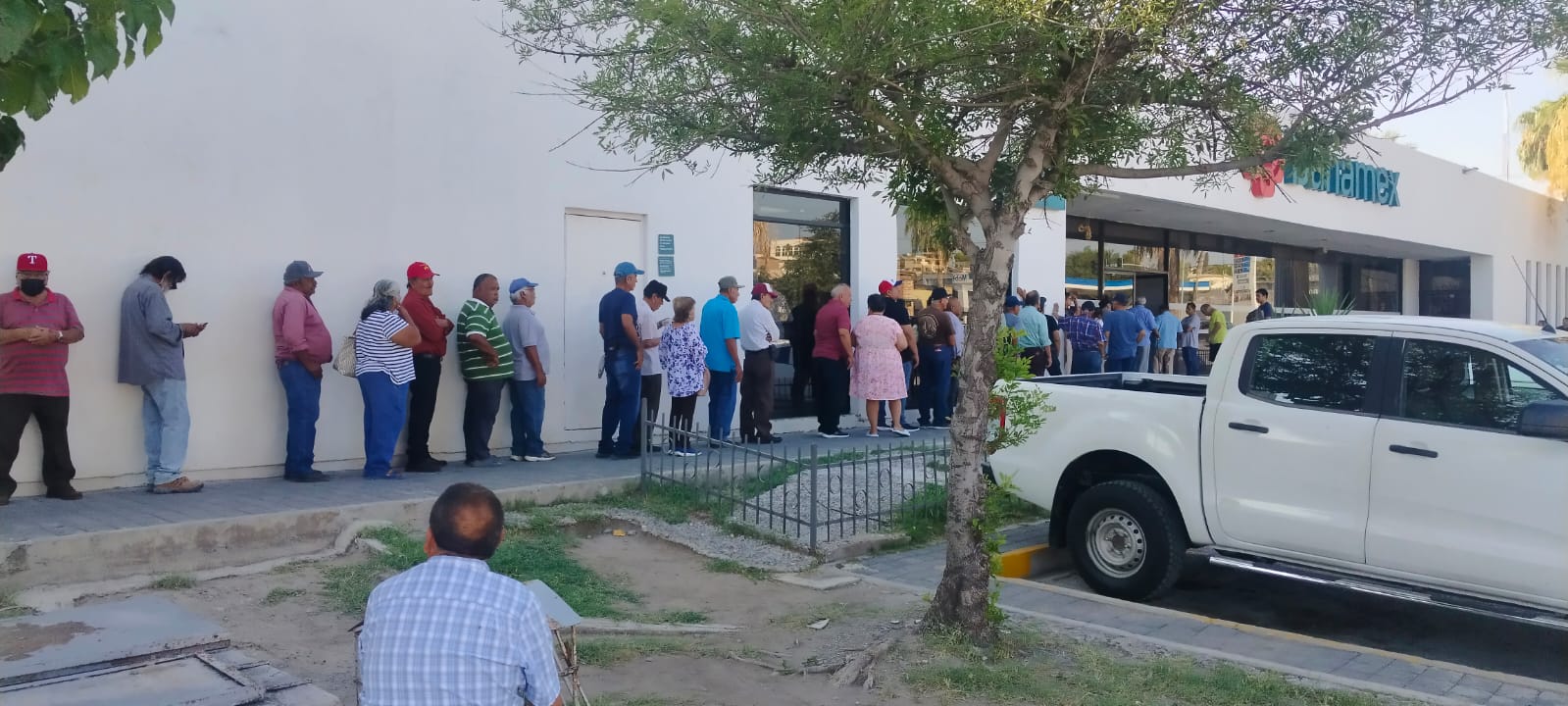 Enfrentan pensionados larga espera bajo el sol