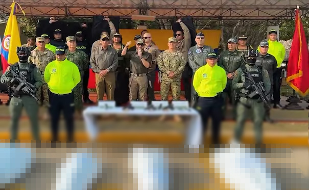VIDEO: De la Espriella posa, otra vez, entre c4dáveres de guerrilleros; el presidente de Colombia desata polémica por exhibición de cu3rpos