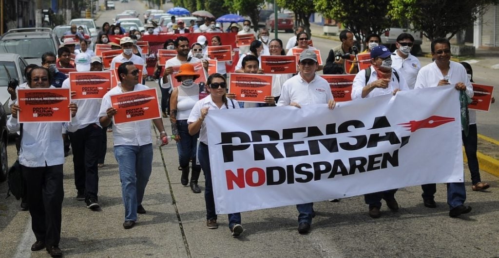 Ataques a periodistas y acoso a medios; distinción de AMLO