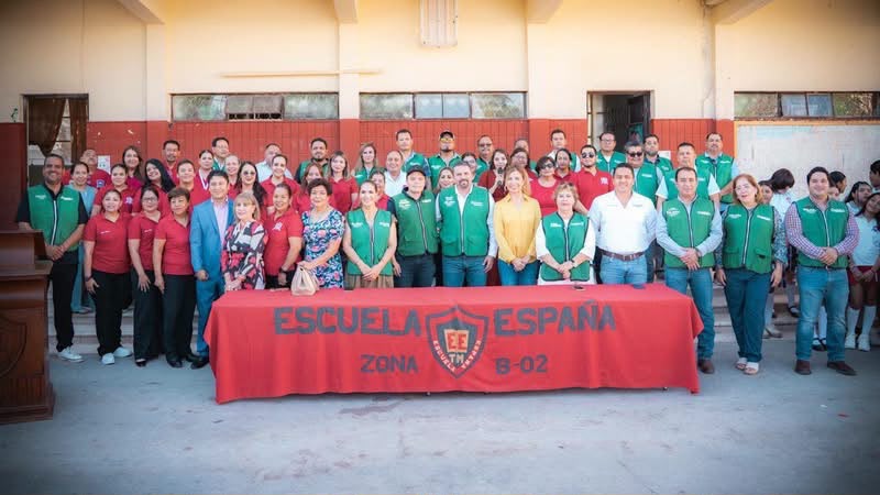 Entregan apoyos a escuelas de Torreón