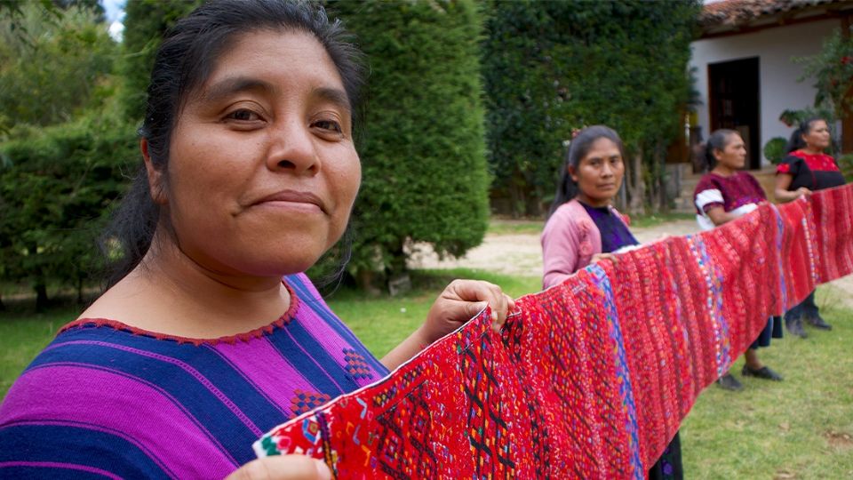 Artesanas tsotsiles crean catálogo textil en Chiapas para frenar plagio