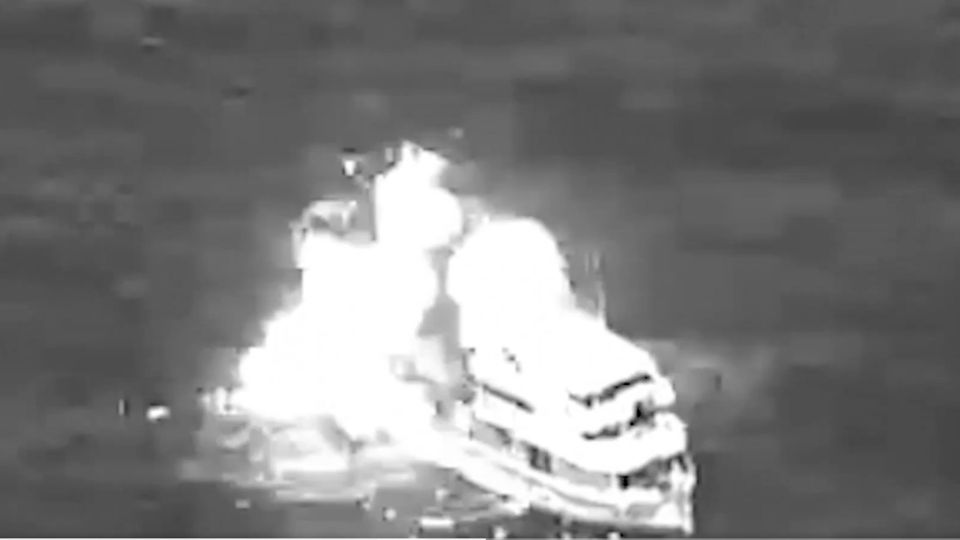 Hunde EU «gasolinera flotante» en el Pacífico