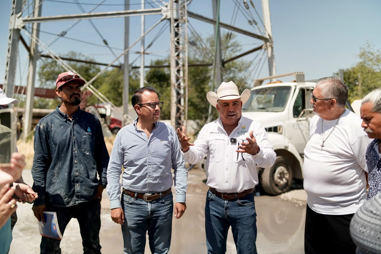 ATIENDE CHANO DÍAZ A CIUDADANOS Y SUPERVISA TRABAJOS EN POZOS DE AGUA DE SABINAS