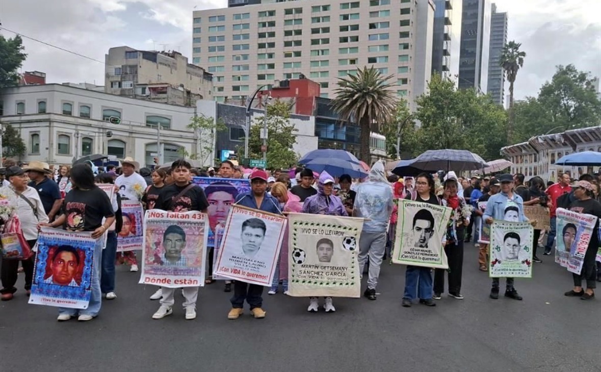 TOMAN CALLES DE CDMX POR LOS 43 NORMALISTAS