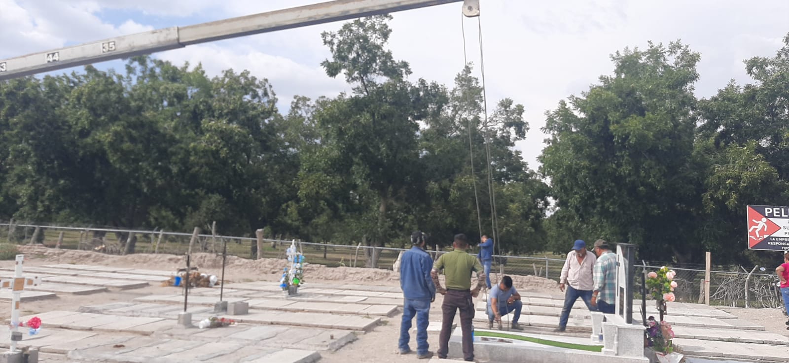 Rescatan a caballo atrapado en tumba