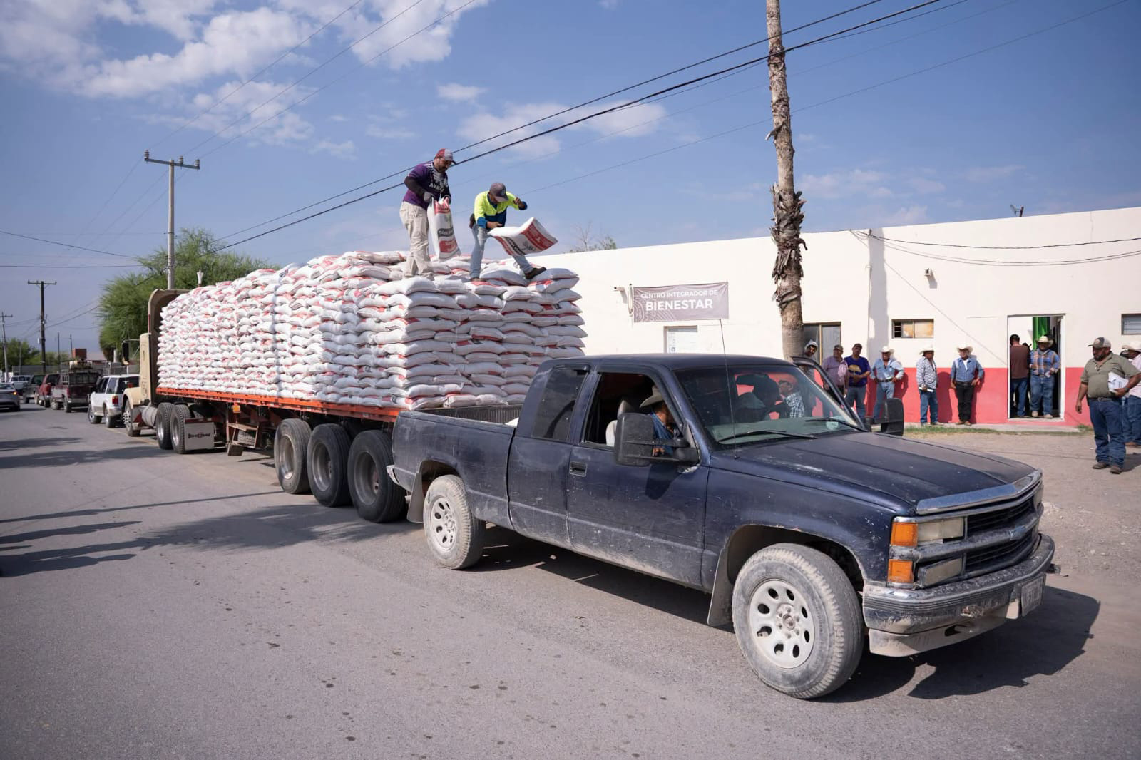 Entregan 40 toneladas de alimento a los productores de Castaños