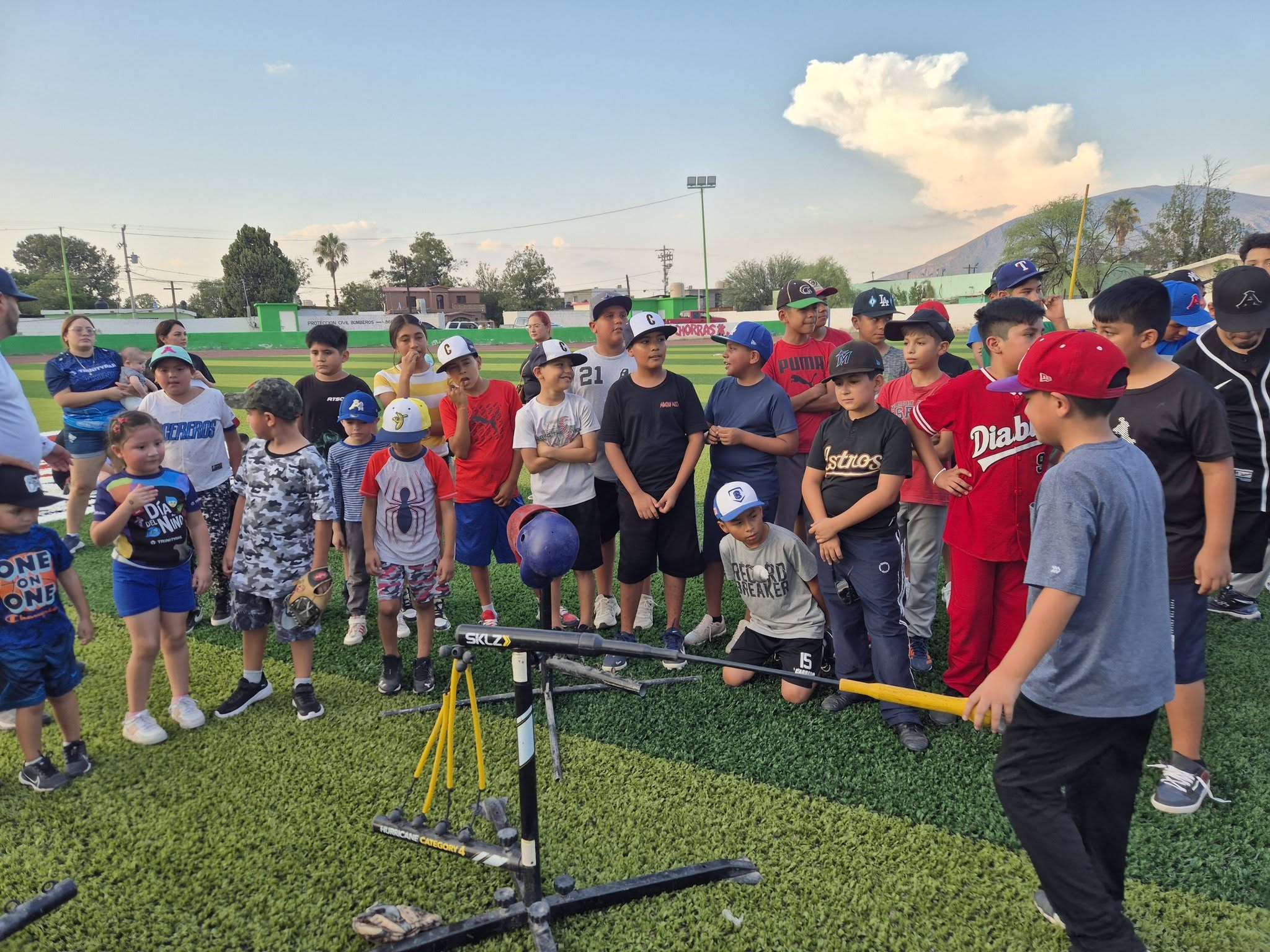 Entrega Castaños equipo deportivo a academia de béisbol