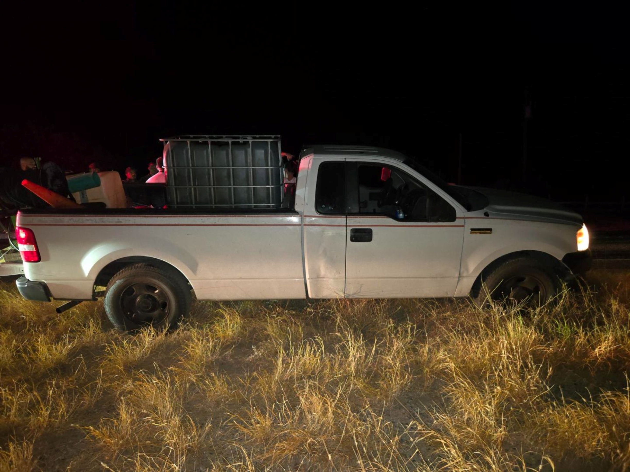 Rescatan 4 migrantes en un tanque de agua