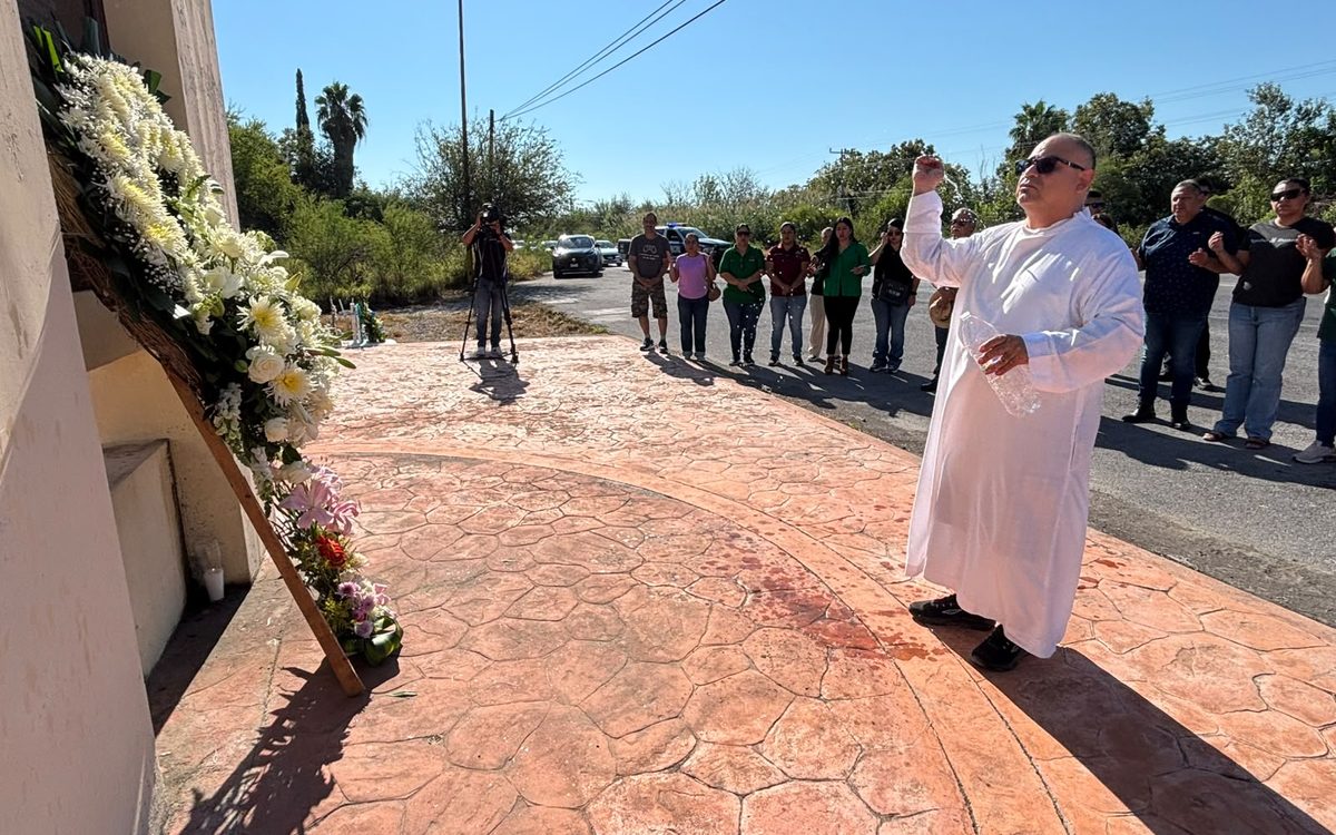 Colocan ofrenda floral por las víctimas de Celemania