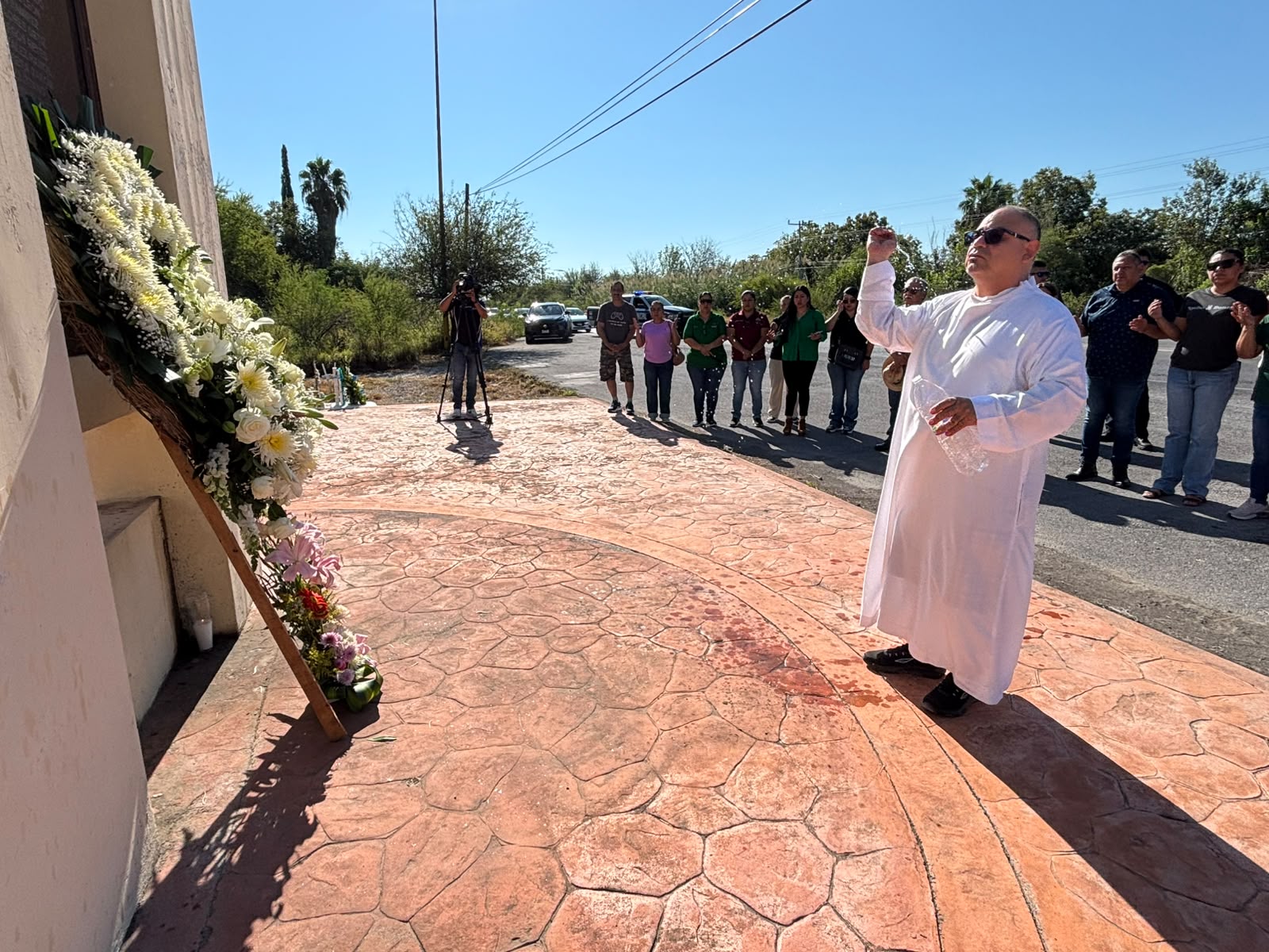 Colocan ofrenda floral por las víctimas de Celemania