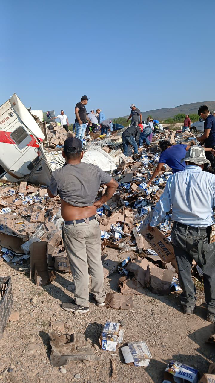 Vuelca tráiler y provoca rapiña en autopista saltillo-torreón