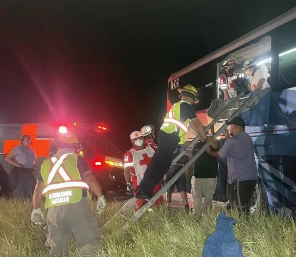 Deja 9 heridos choque de tráiler con autobús