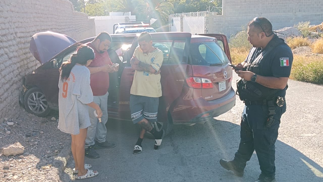 Por evitar choque se estrellada en barda