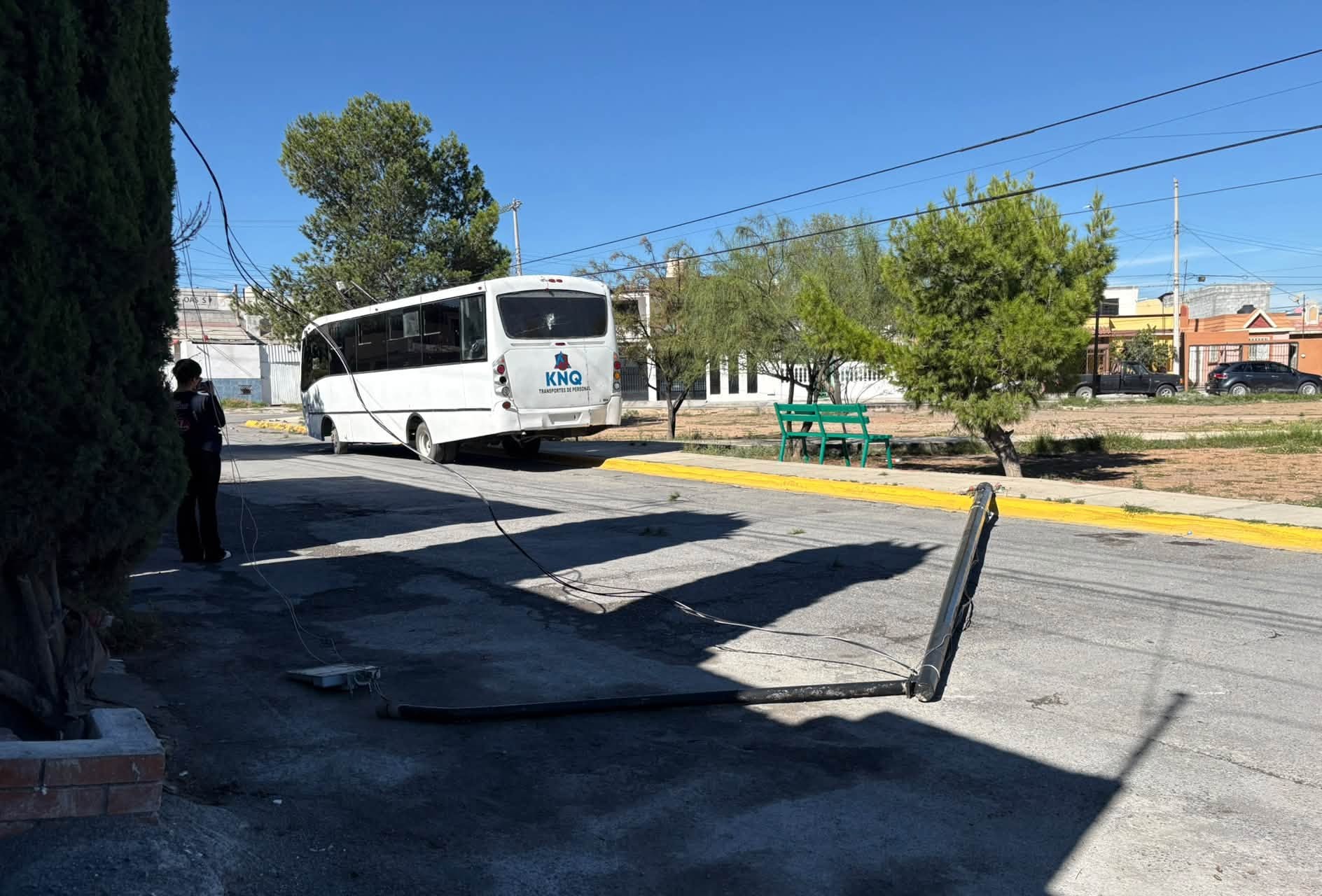 Derriba tres postes por falla mecánica
