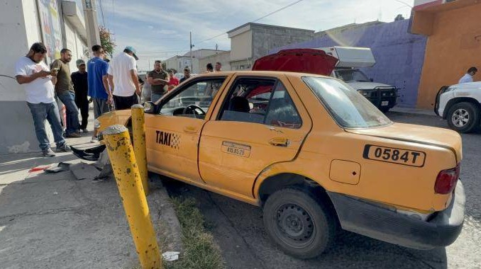 Elude taxista auto y provoca choque