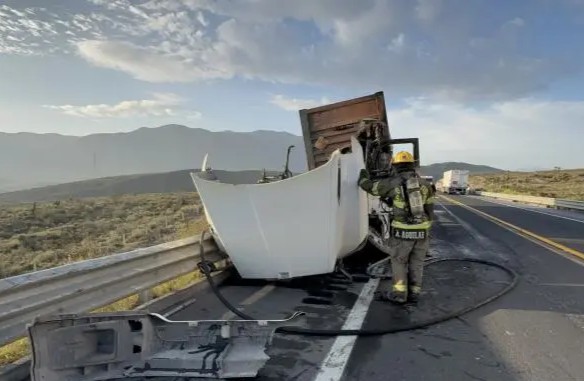 Se quema tráiler al chocar contra muro de contención