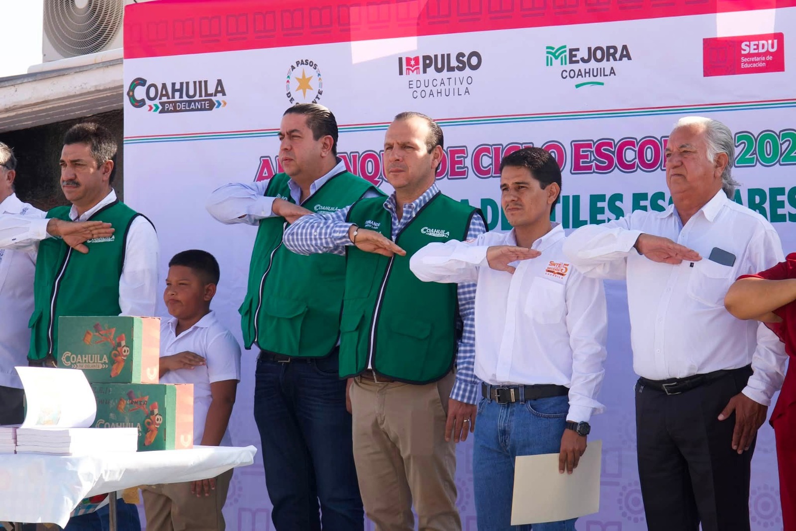 Parras arranca nuevo ciclo con entrega de paquetes escolares