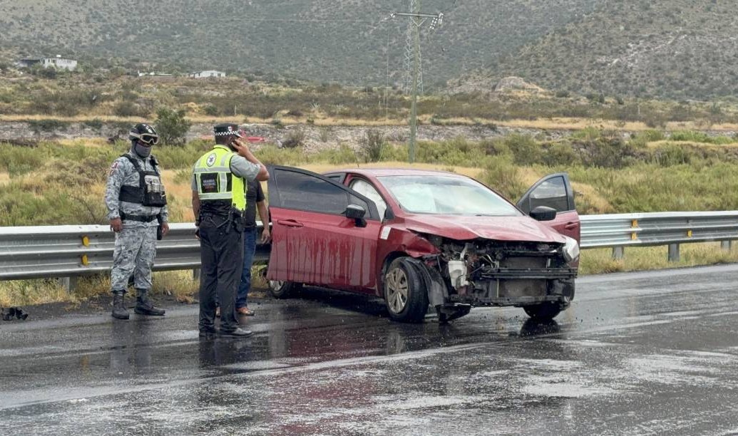 Derrapa y se estampa contra barrera en la 57