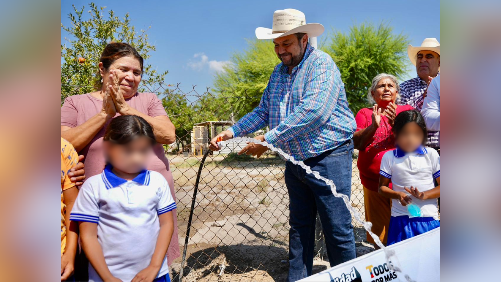 Manolo Jiménez y Tomás Gutiérrez llevan agua potable a El Anhelo