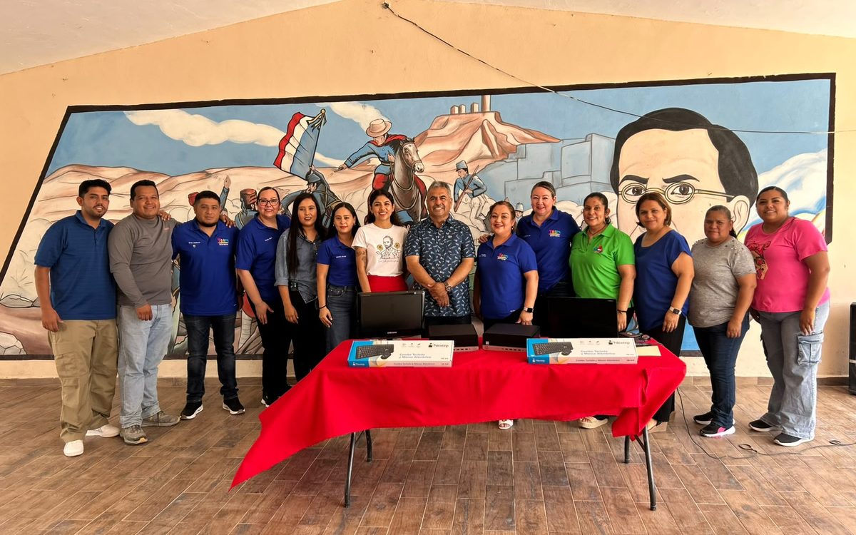 ENTREGA VÍCTOR LEIJA EQUIPO DE CÓMPUTO A LA PRIMARIA IGNACIO ZARAGOZA